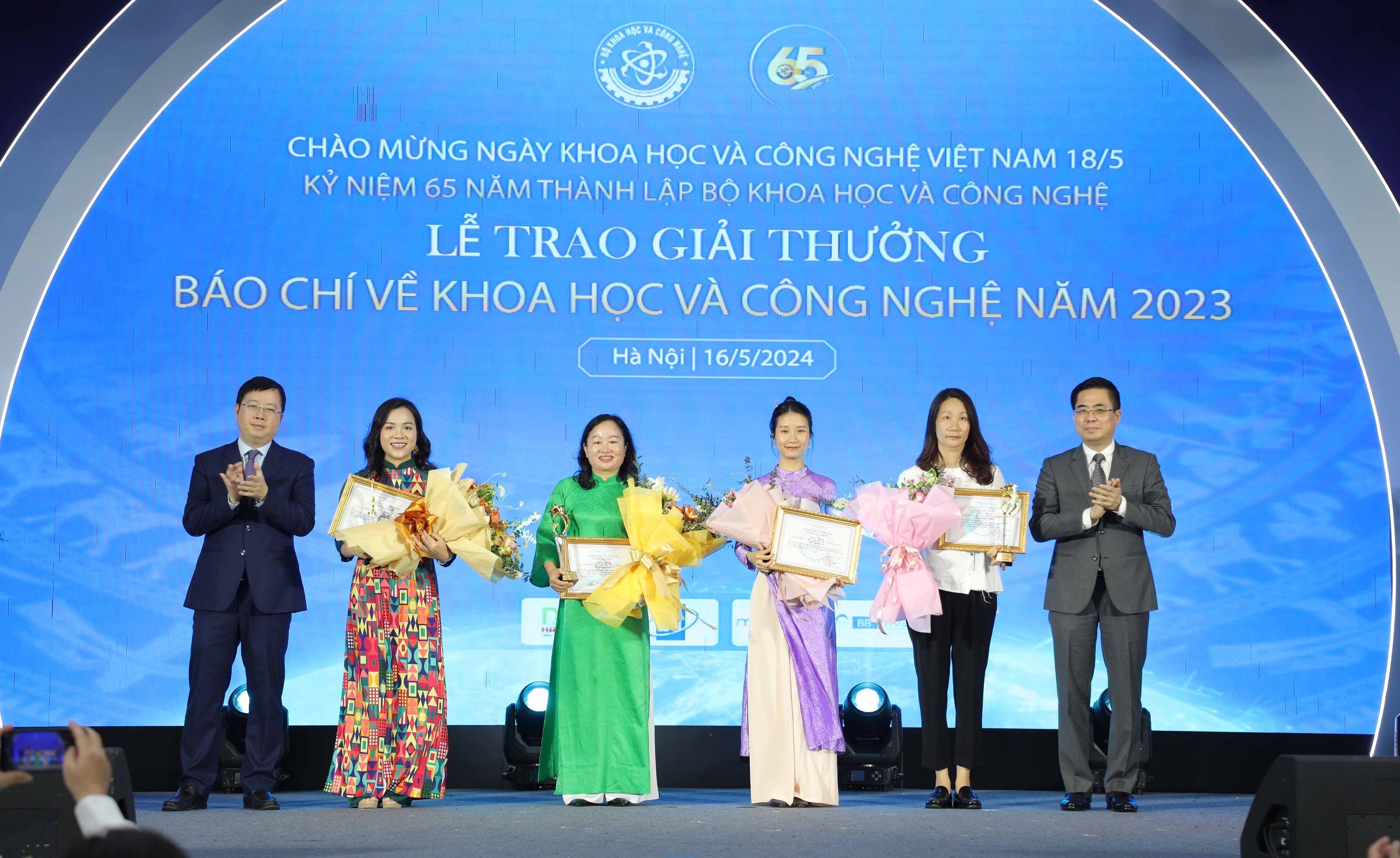 Thứ trưởng Bộ KH&CN Nguyễn Hoàng Giang (ngoài cùng bên phải) và Thứ trưởng Bộ TT&TT Nguyễn Thanh Lâm (ngoài cùng bên trái) trao giải Nhất cho các tác giả, đại diện nhóm tác giả.