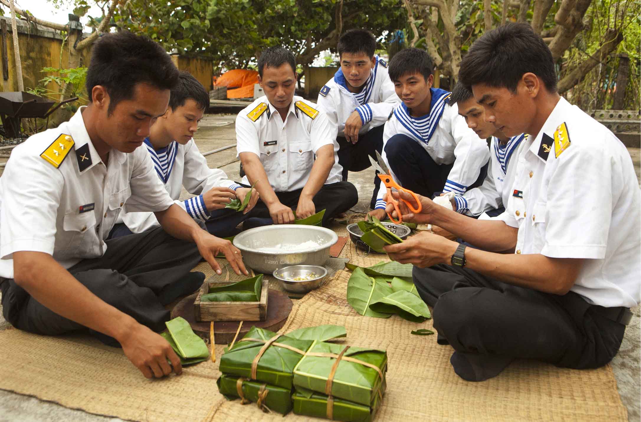 Bộ đội Đảo Trường Sa gói bánh chưng bằng lá bàng vuông