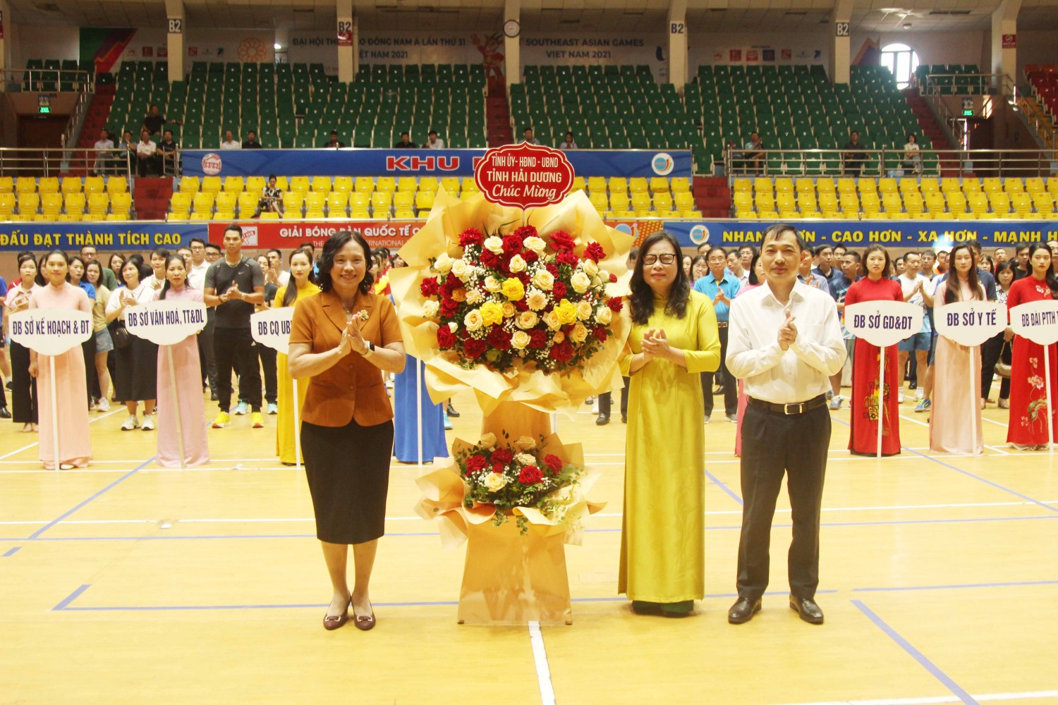 Đồng chí Nguyễn Thị Ngọc Bích, Uỷ viên Ban thường vụ Tỉnh uỷ, Phó Chủ tịch Thường trực HĐND tỉnh tặng hoa chúc mừng Giải thể thao cán bộ, đảng viên Đảng bộ Khối các cơ quan tỉnh Hải Dương năm 2024. Ảnh Hải Ninh