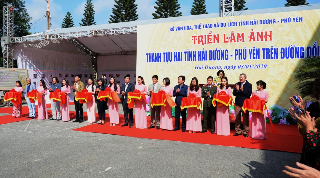 Triển lãm ảnh “Hải Dương - Phú Yên” trên đường đổi mới