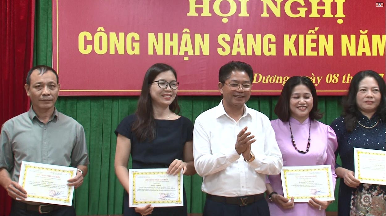 Video Clips Sở Khoa học và Công nghệ trao giấy chứng nhận sáng kiến kinh nghiệm năm 2024 cho các tác giả