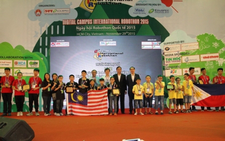 Học sinh Việt Nam đoạt 2 giải Vô địch Robothon quốc tế 2015