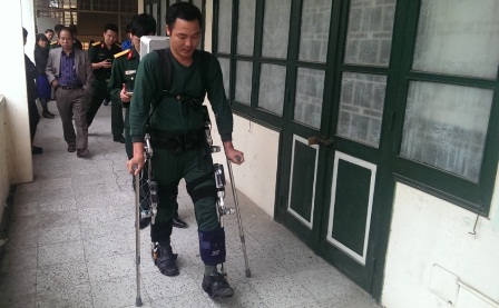 Robot sinh học dạng Orthotic Exoskeleton, hỗ trợ đi lại, phục hồi chức năng cho người thiểu năng vận