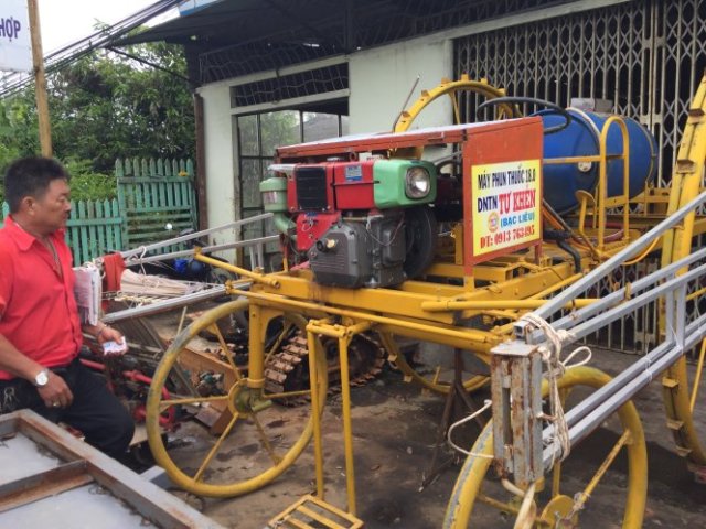 Máy phun thuốc trừ sâu của ông Tư Khén