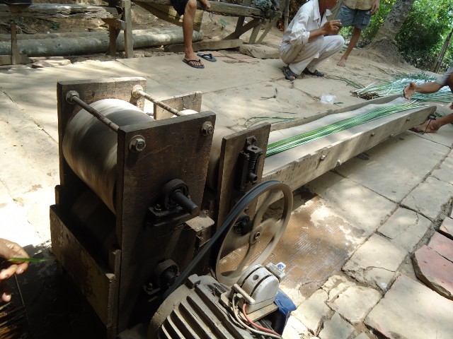 Sáng chế thành công máy chẻ cói