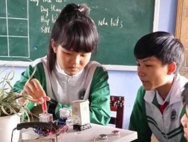 Hệ thống điều khiển tưới nước tự động, sáng tạo của đôi bạn học sinh