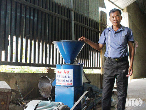 Một nông dân phát minh ra máy bóc vỏ lụa, mày hạt bắp