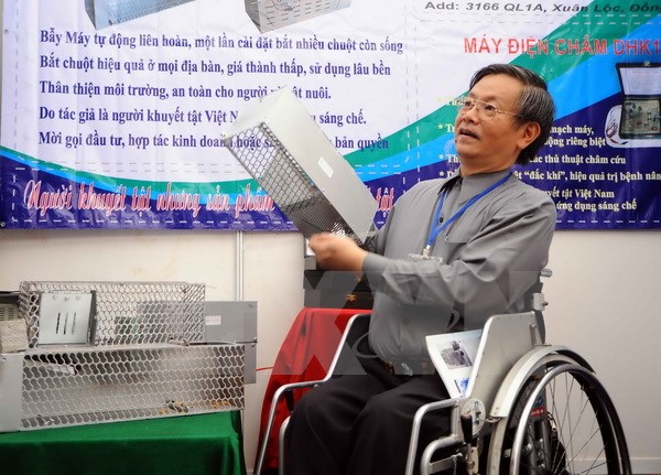 Người khuyết tật sáng chế máy bẫy chuột liên hoàn mới lạ