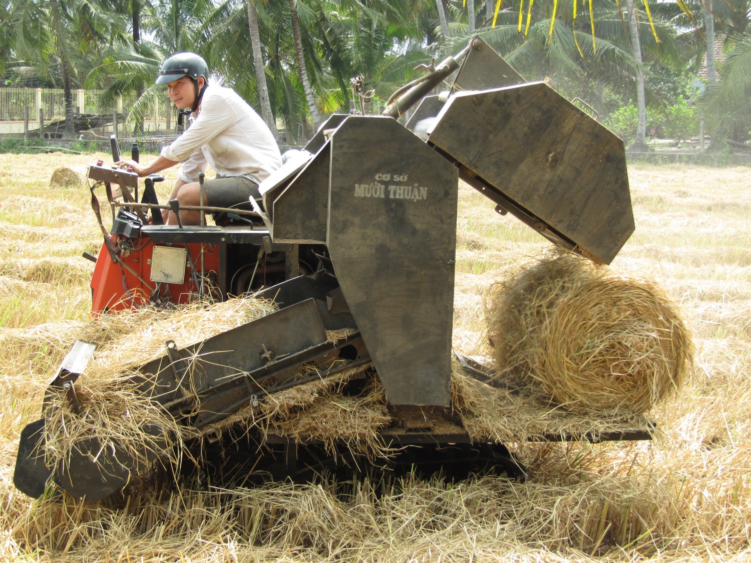 Sáng chế thành công máy cuốn rơm tự hành