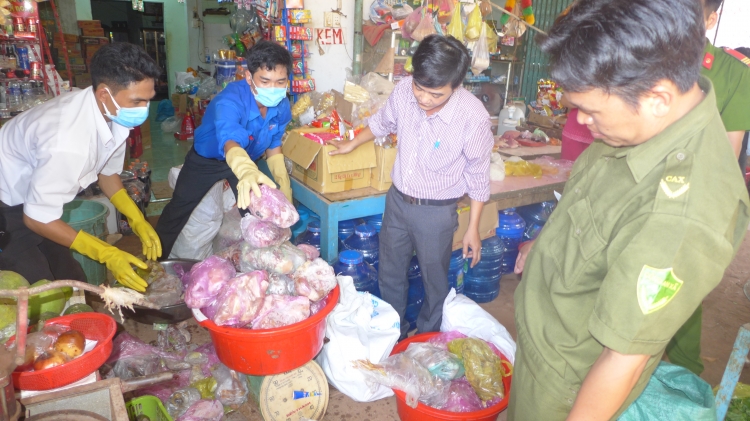 Bình Phước: Tiêu hủy gần 2.000 kg thịt thối