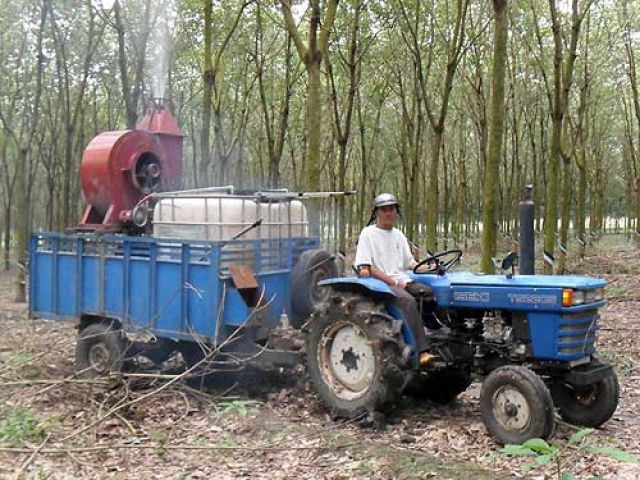 Lão nông sáng chế thiết bị phun thuốc